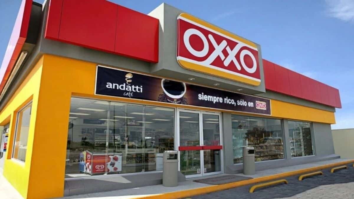 ¡Gandalla! Empleado del Oxxo paga por "error" su recibo en lugar del de cliente