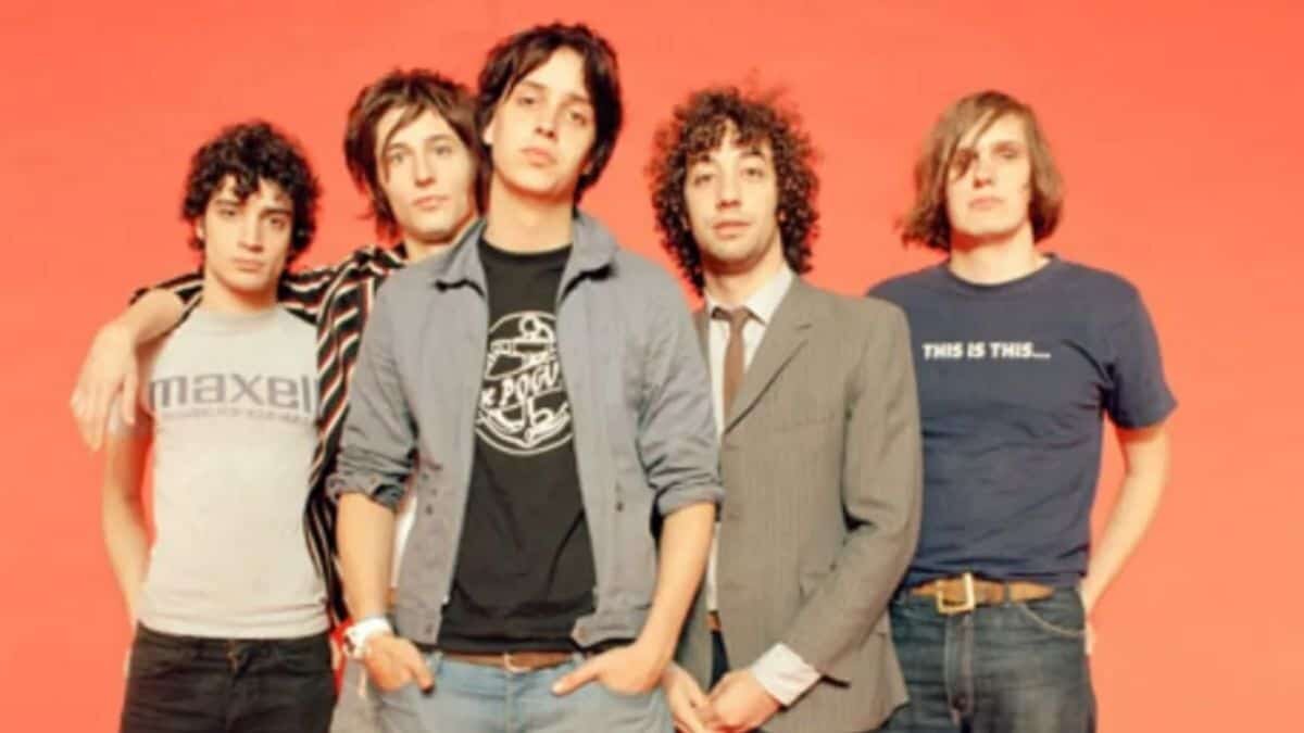¡Unas por otras! Perdió mujer su vuelo pero conoció a The Strokes
