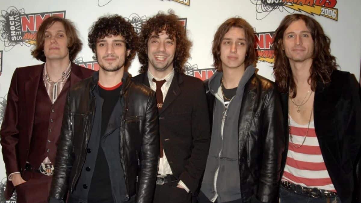 ¡Unas por otras! Perdió mujer su vuelo pero conoció a The Strokes