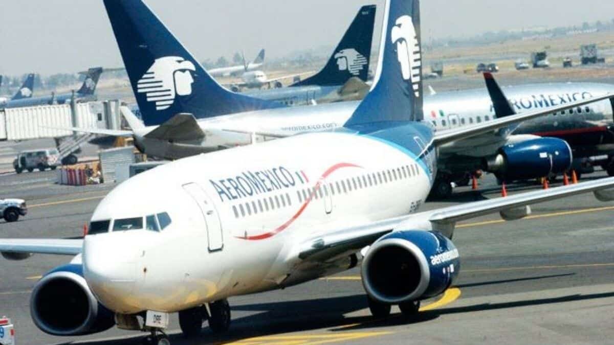 ¡Unas por otras! Perdió mujer su vuelo pero conoció a The Strokes