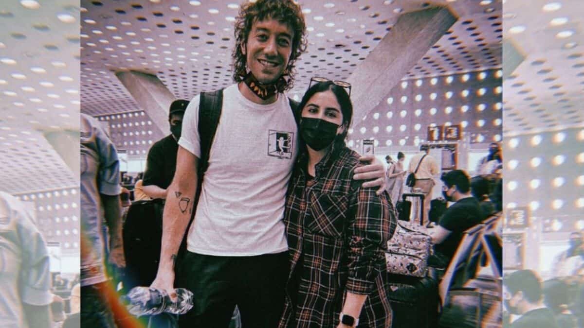 ¡Unas por otras! Perdió mujer su vuelo pero conoció a The Strokes