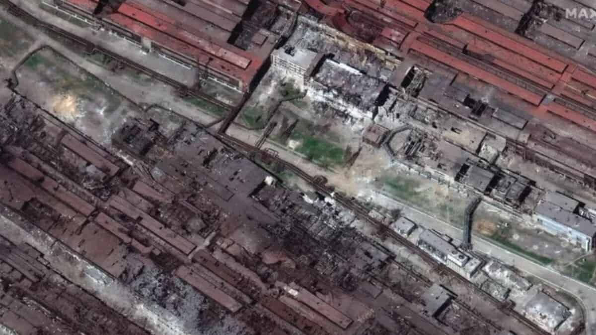 Escapan civiles de asedio ruso en Mariúpol (Video)