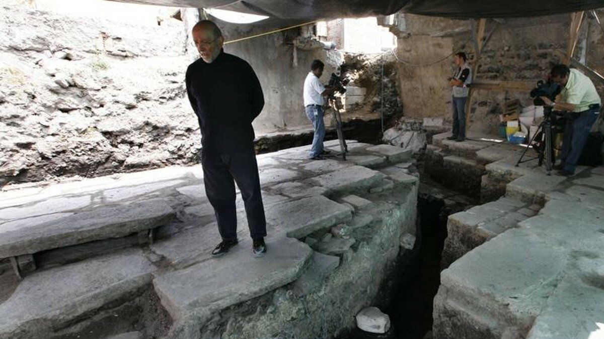 El arqueólogo mexicano fue galardonado por su importante trabajo en sitios como el Templo Mayor o Tula, entre otros.