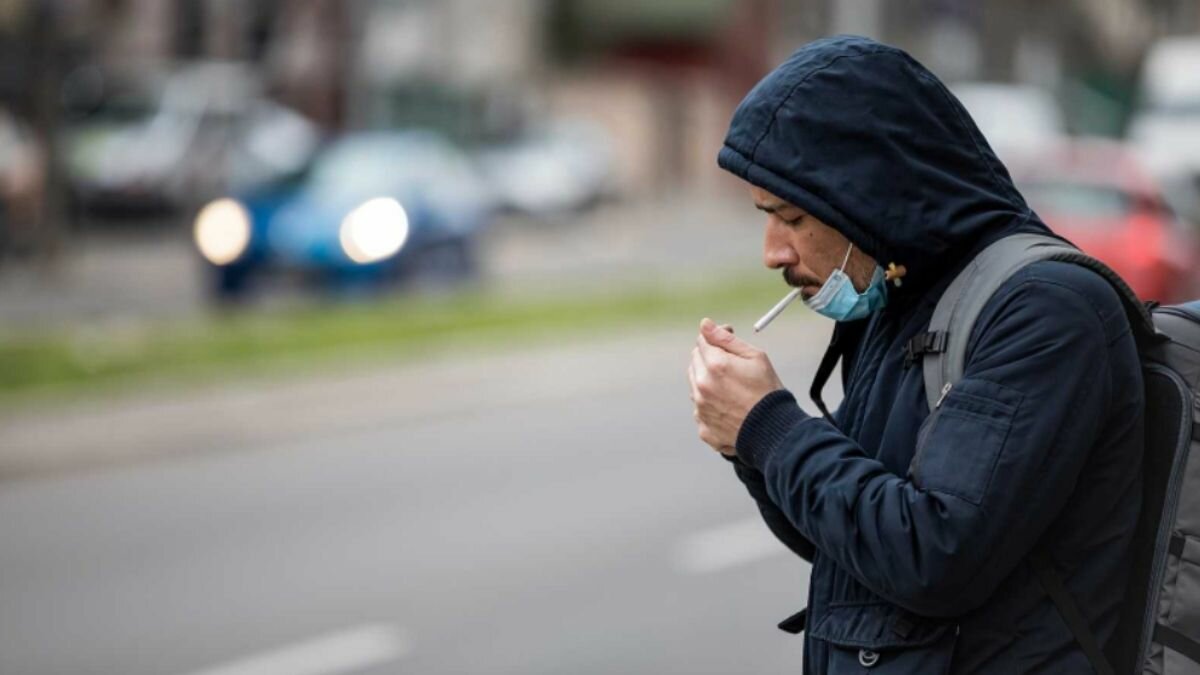 Prohibirán fumar en espacios públicos