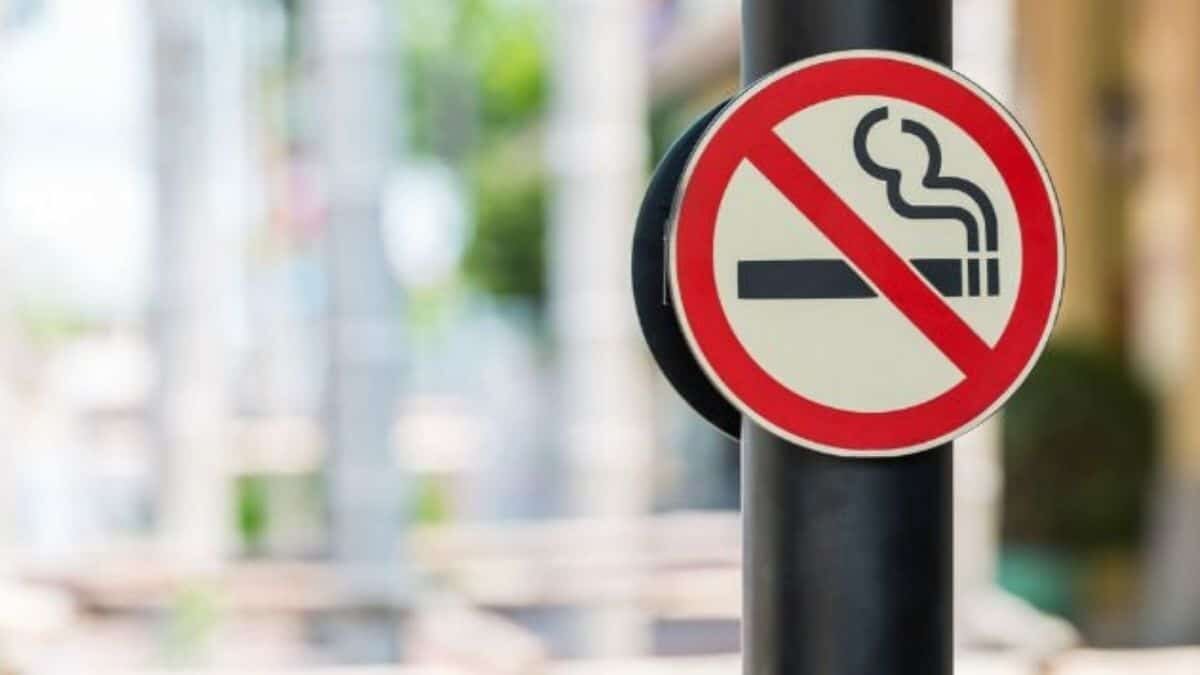 Prohibirán fumar en espacios públicos