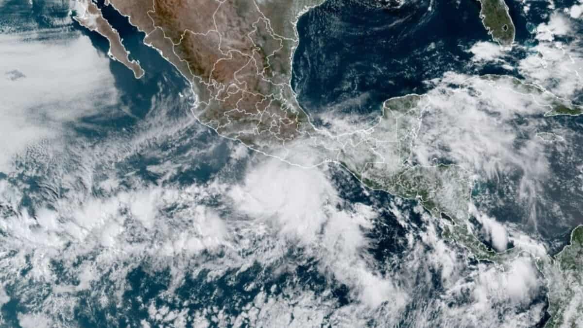 Podría huracán Agatha tocar tierra en sur de México este lunes