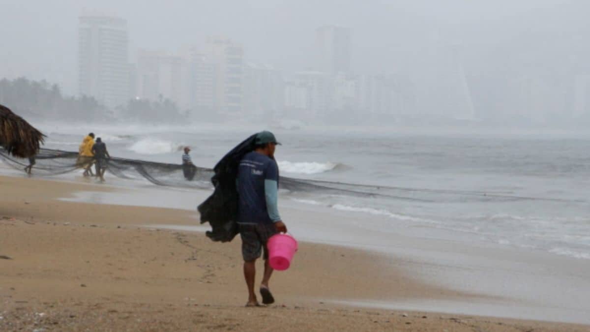 Podría huracán Agatha tocar tierra en sur de México este lunes