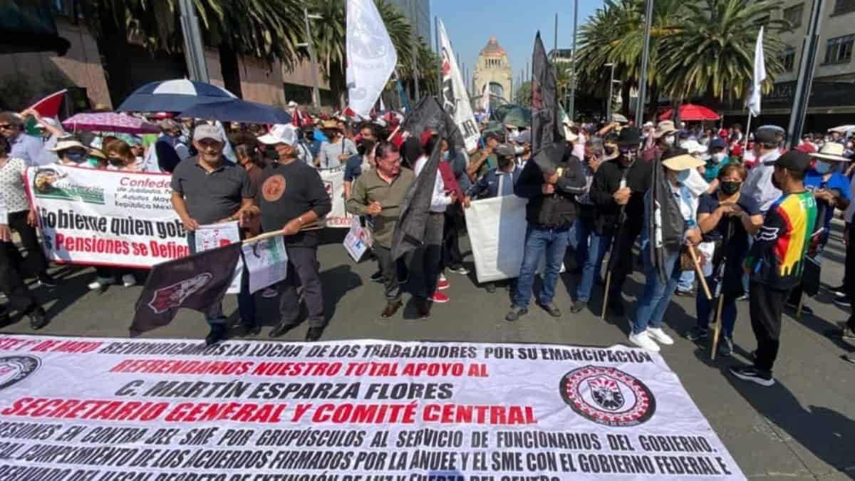 Salen a las calles al menos 30 mil personas en el Día de Trabajo