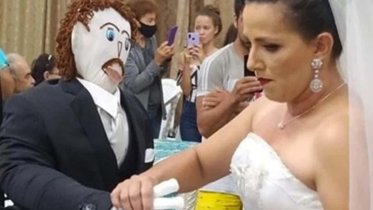 Se casa mujer con muñeco y ahora tienen hijos