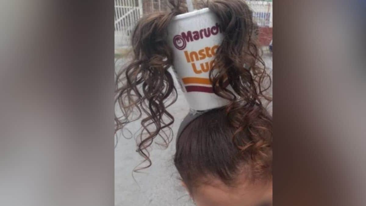 Sufre niña burlas tras peinarse de sopa instantánea (Video)