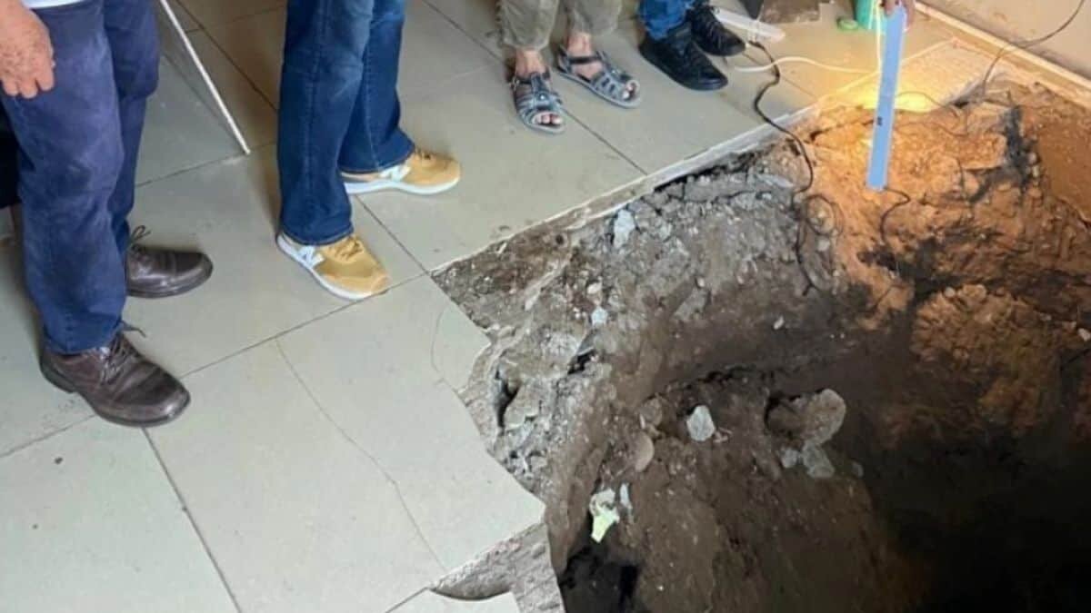 Se traga socavón a un joven que descansaba en sillón