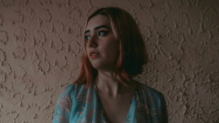 Originaria de Irapuato,Guanajuato, el proyecto de Solebrije comenzó a debutar en la escena musical del Bajío a finales del año pasado bajo el apoyo de su casa productora Cénit Records, con hasta ahora cuatro sencillos y una colaboración junto a Franklynn, la artista ha logrado ganarse su lugar y cautivar a muchos melómanos con su propuesta pop folk. Este proyecto solista busca contar historias a través de sus canciones; explorando sobre todo la soledad, y en ella encontrando diferentes emociones, tales como la tristeza, nostalgia y felicidad. Brindando una propuesta fresca con influencias de pop, folk y la música contemporánea de autor. Sus letras siempre buscan ser honestas y directas, buscando entablar una conexión con sus oyentes. Producida por Juanca Laycan y escrita por la cantautora, el nuevo sencillo “Heterocromía” pudo ser culminada después de meses de trabajo para que esta expresara las diferentes emociones que se relatan. Es una canción pop; cuenta con guitarras nostálgicas arpegiadas, una batería energética, sintetizadores melódicos muy característicos y armonías vocales que se van incrementando para lograr llegar a un clímax eufórico al final de la canción. Heterocromía es el más reciente sencillo de Solebrije y el 4to que presenta antes de presentar su álbum debut. Esta es una canción que habla sobre el amor en su manera más pura. Habla sobre la ambivalencia de extrañar a alguien: es tristeza por la ausencia de esa persona, pero también felicidad por recordar los momentos que vivieron juntos y sobre la esperanza de que en algún momento, en otra vida se volverán a encontrar. Con planes de llegar a más oídos, Solebrije nos cuenta que viene más música y también futuras colaboraciones, además de que este 18 de Junio la podremos ver en el Liberty Fest junto a proyectos musicales como Bengala y Los Mesoneros.