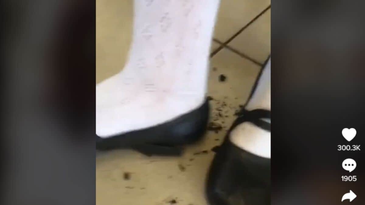 ¡Ayuda! Joven relata cómo se derritió la suela de su zapato por fuerte calor (Video)