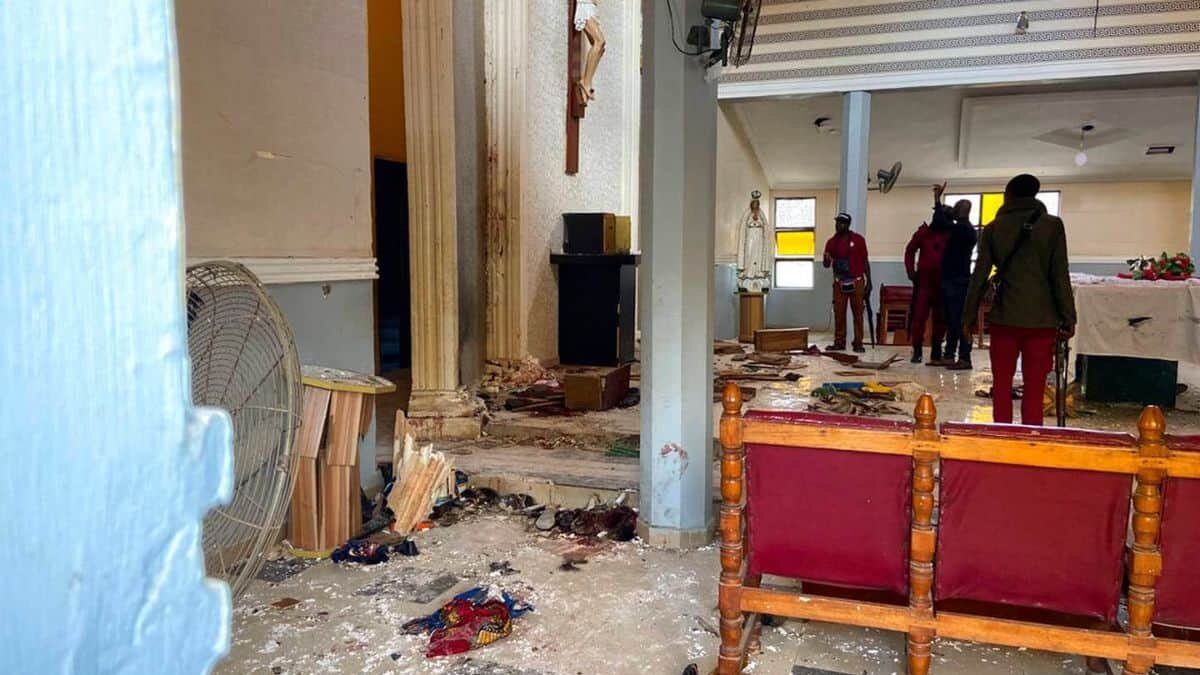 Masacre en iglesia de Nigeria deja al menos 50 muertos