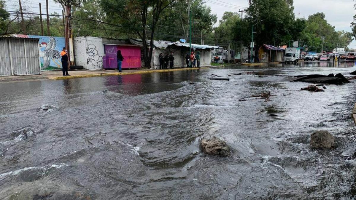 Un taxi cayó en un socavón de la alcaldía Iztapalapa.
