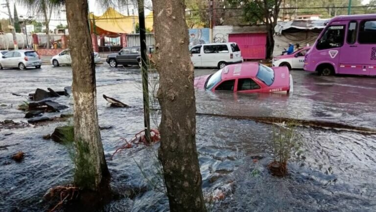 Taxi queda atrapado en socavón