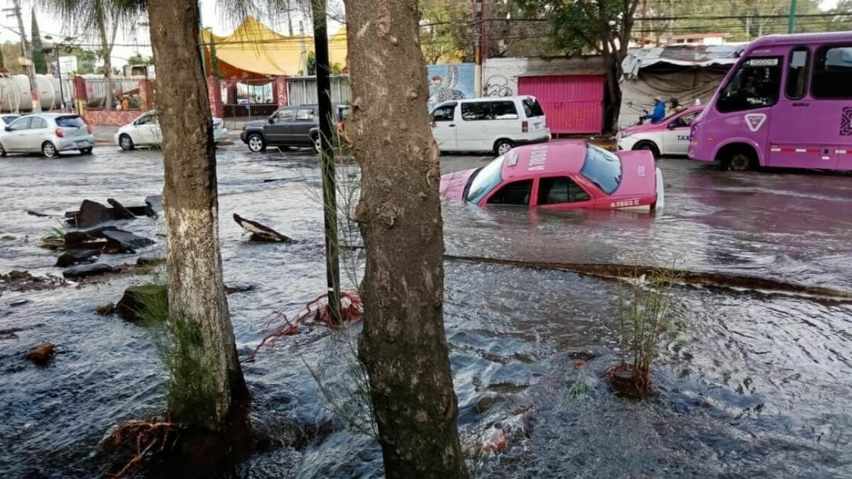 Cae taxi en tremendo socavón en Iztapalapa