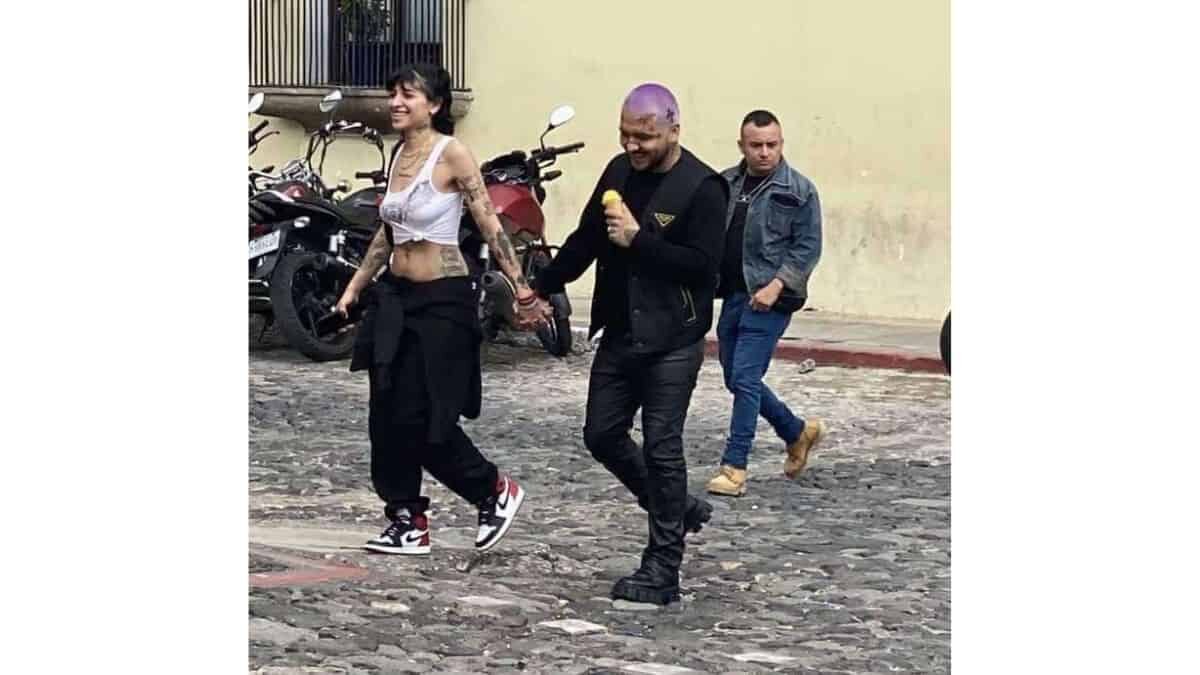 Christian Nodal fue captada con una guapa mujer, aquí te decimos quién es