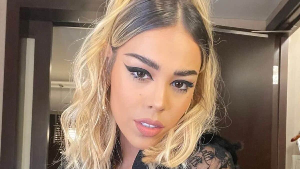 Deslumbra Danna Paola con outfit en la graduación de su hermana (Video)