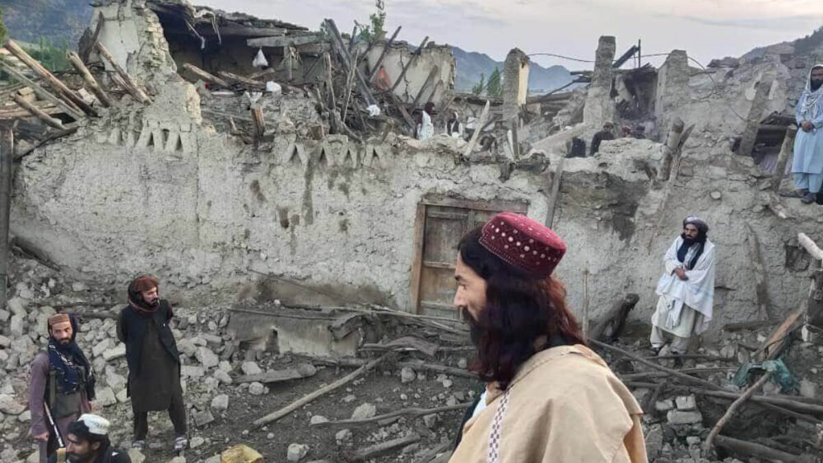 Terremoto de 6,1 grados en Afganistán deja más de mil muertos