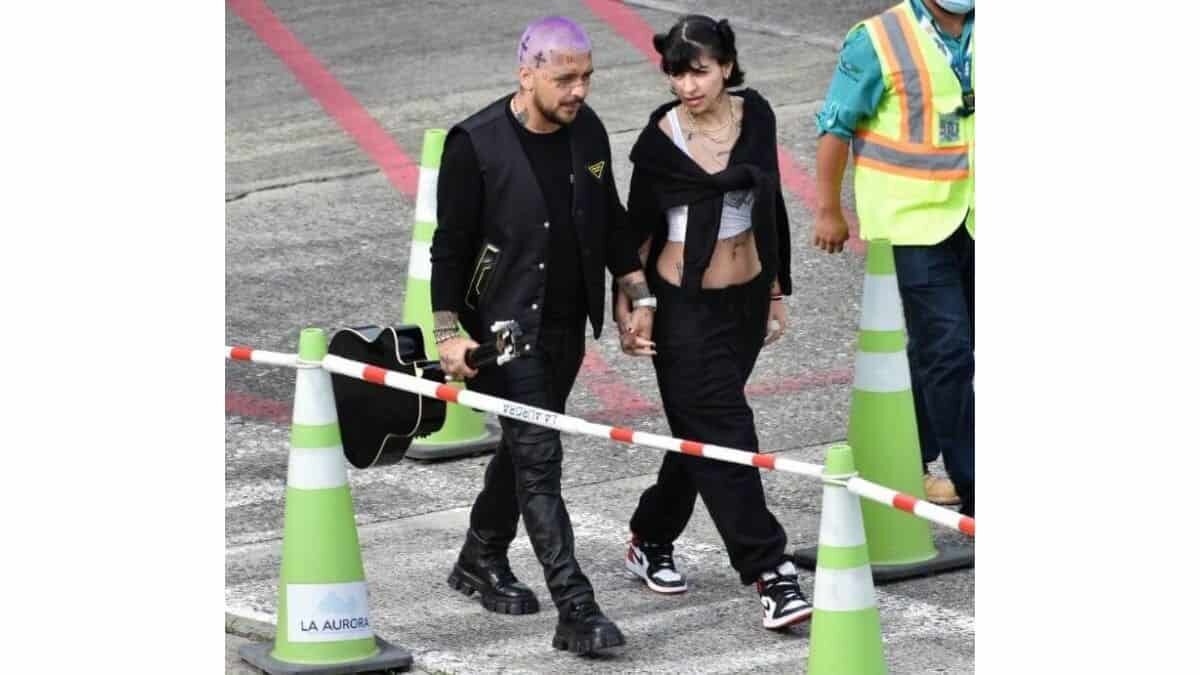 Christian Nodal fue captada con una guapa mujer, aquí te decimos quién es