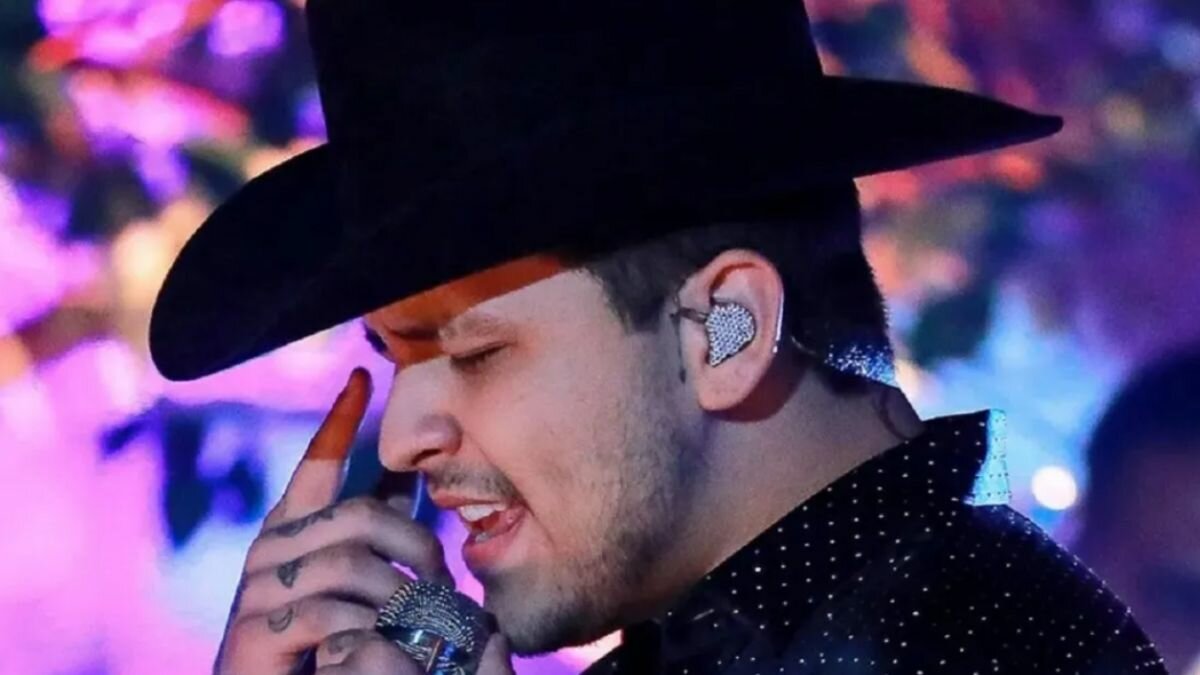 Rompe en llanto Christian Nodal en pleno concierto (Video)