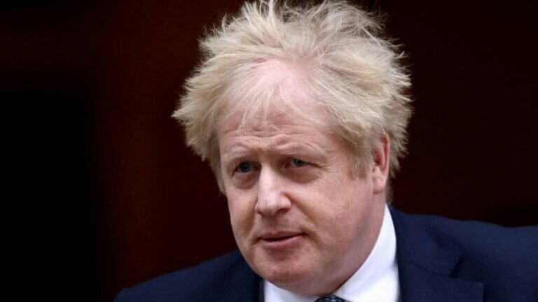 Salva Boris Johnson su puesto