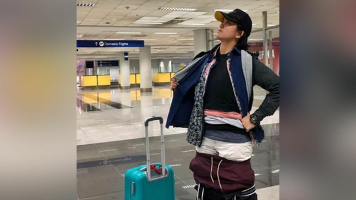 Evita turista pagar de más y se pone ropa de su equipaje (Video)