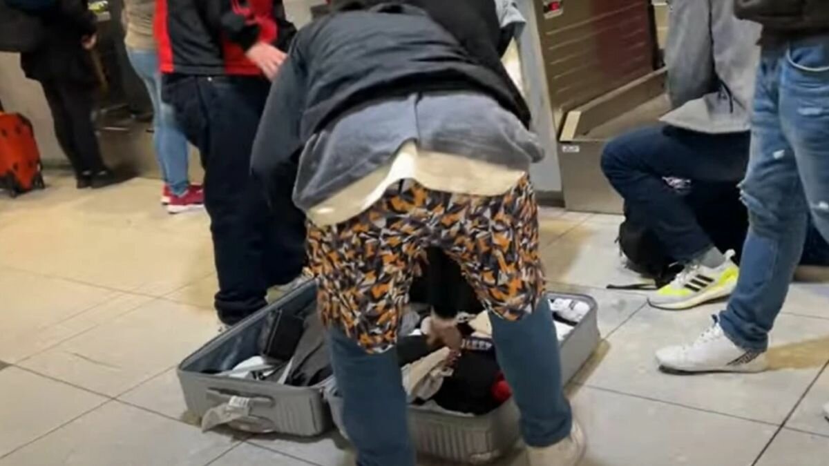 Evita turista pagar de más y se pone ropa de su equipaje (Video)