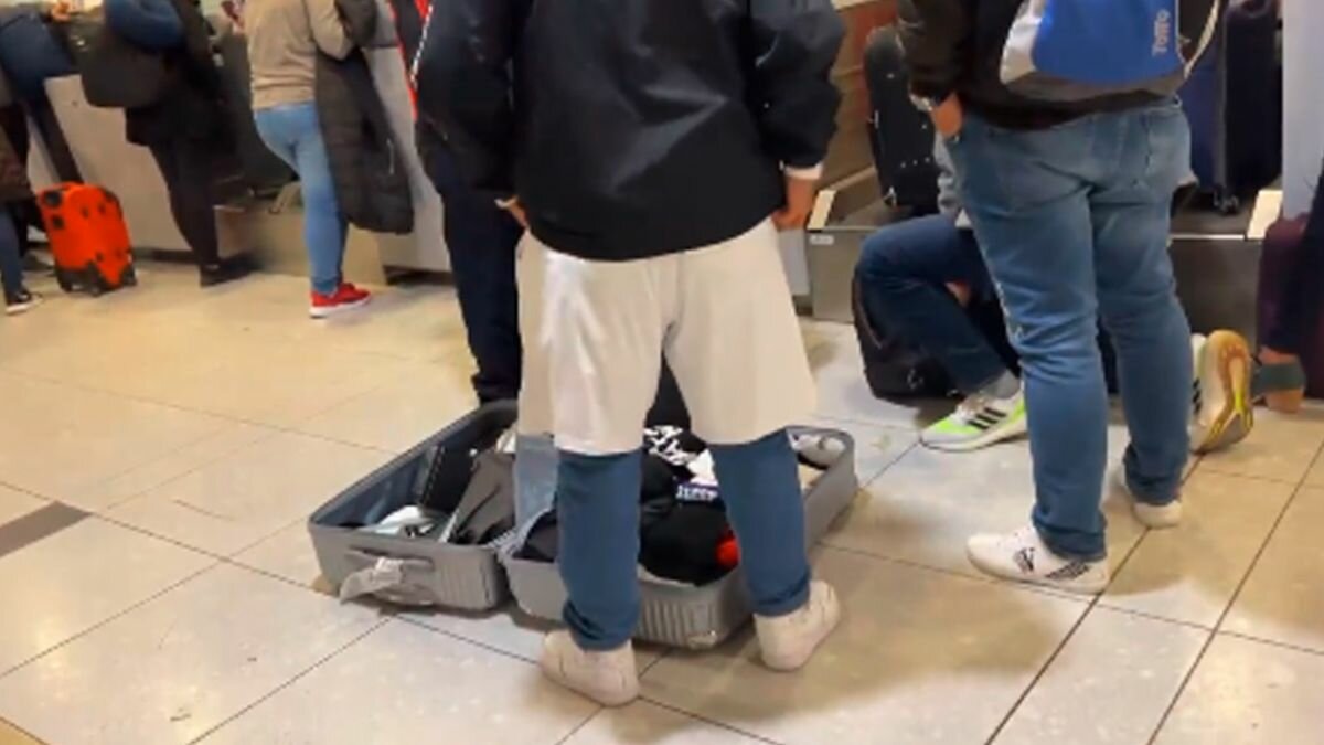 Evita turista pagar de más y se pone ropa de su equipaje (Video)