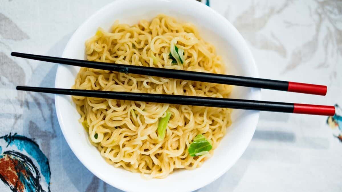 Pide hombre el divorcio tras comer sopa instantánea diario