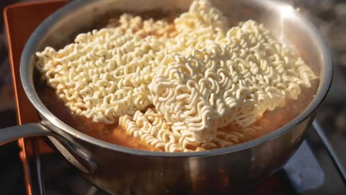 Pide hombre el divorcio tras comer sopa instantánea diario