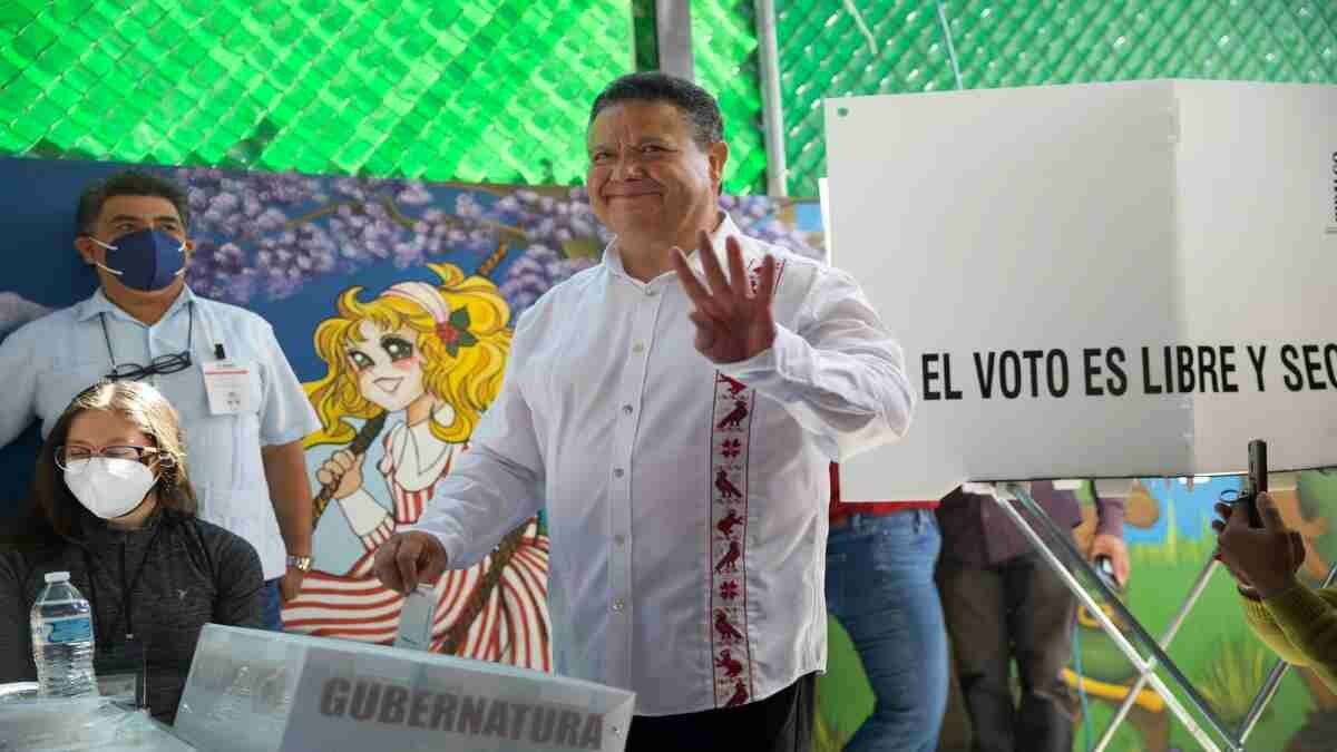 Julio Menchaca, candidato por la coalición Juntos Hacemos Historia en Hidalgo, acudió a votar junto a su familia.
