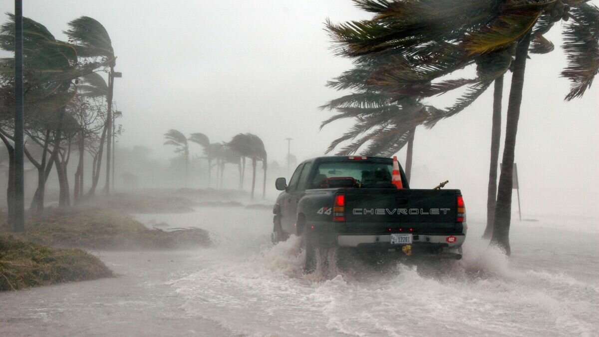 Deja paso de huracán Blas intensas lluvias en partes de México
