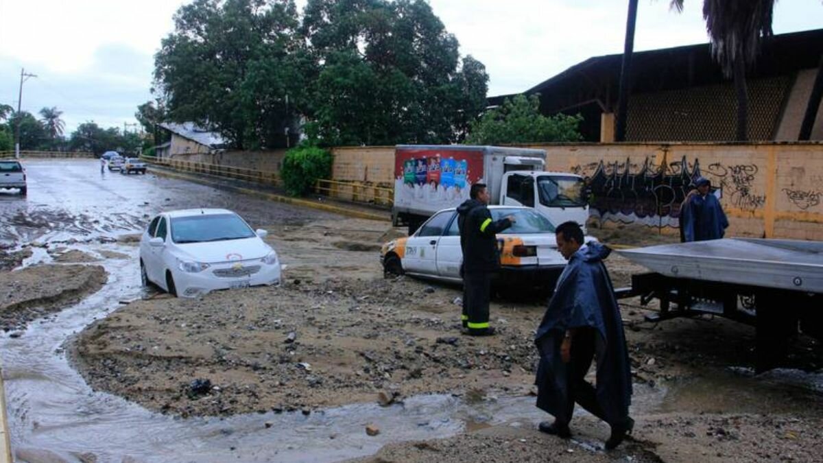 Deja paso de huracán Blas intensas lluvias en partes de México