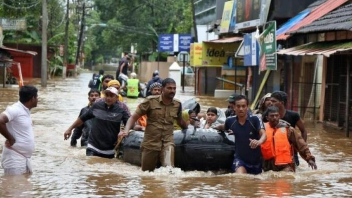 Reportan al menos 100 muertos ante fuertes lluvias en India