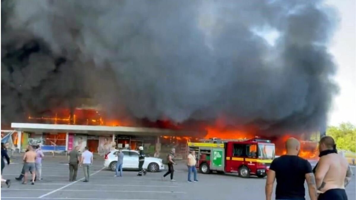 Impacta misil ruso contra centro comercial de Ucrania; deja al menos 2 muertos