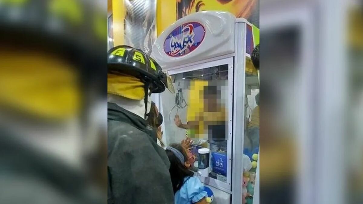 ¡Travieso! Niño se mete a máquina de peluches en CDMX