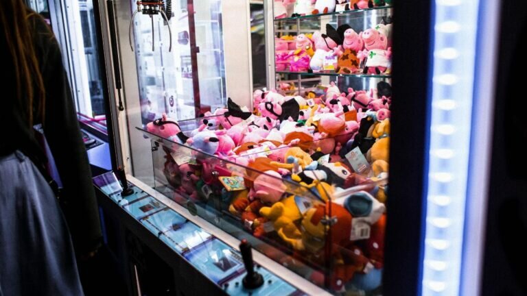 ¡Travieso! Niño se mete a máquina de peluches en CDMX