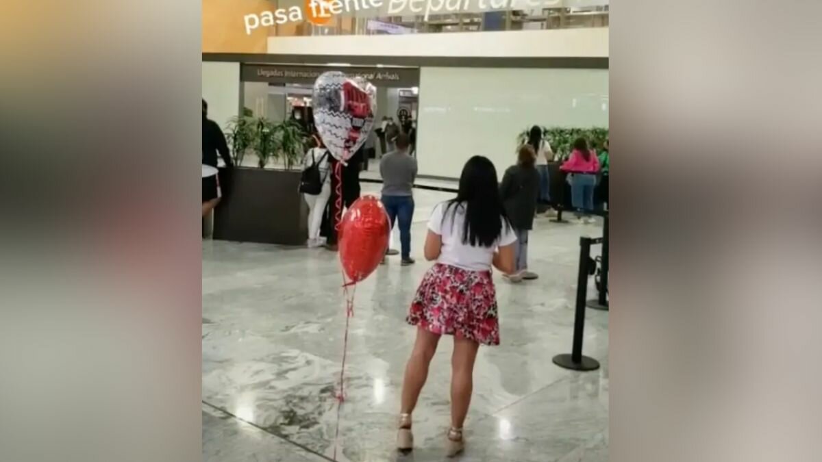 Va por su novio al aeropuerto y no la reconoce (Video)