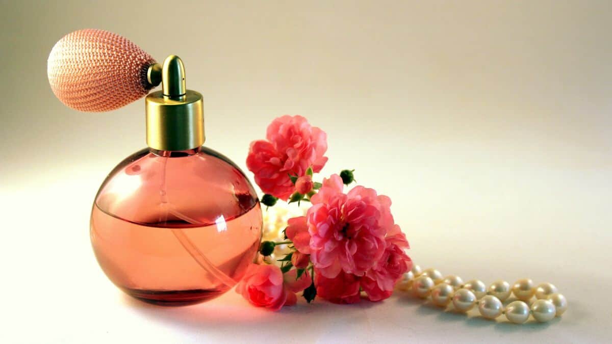 Usa estos 5 trucos para que tu perfume dure más