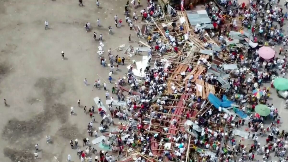 Mueren al menos 4 personas al caer plaza de toros (Video)