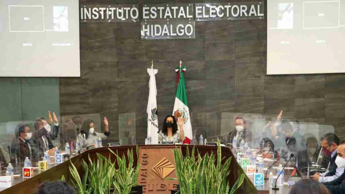 Los institutos electorales de Tamaulipas, Hidalgo, Oaxaca, Durango, Aguascalientes y Quintana Roo realizaron una ceremonia cívica para después declararse en sesión permanente.