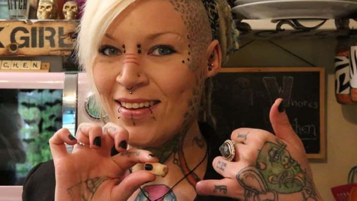Corta mujer tatuaje para borrar toda huella de su ex