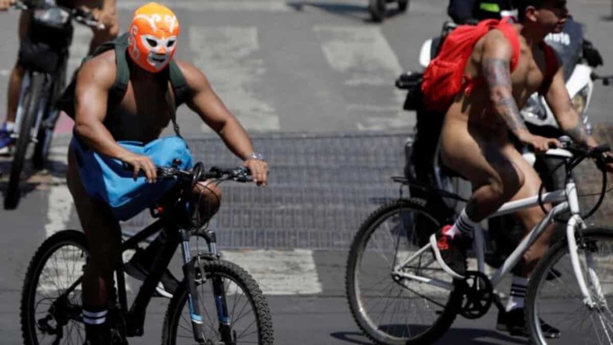 ciclistas desnudos rodaron en CDMX y Guadalajara para exigir respeto a automovilistas