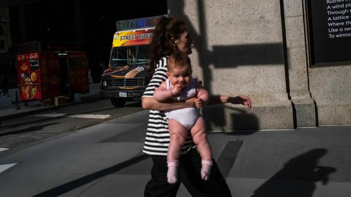 ¡Héroe sin capa! Salva a bebé que gateaba sola por la calle.