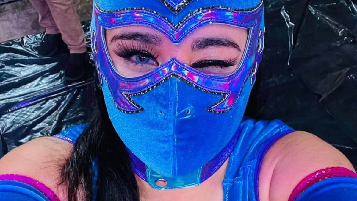 Luchadora mexicana muestra su bella anatomía en OnlyFans
