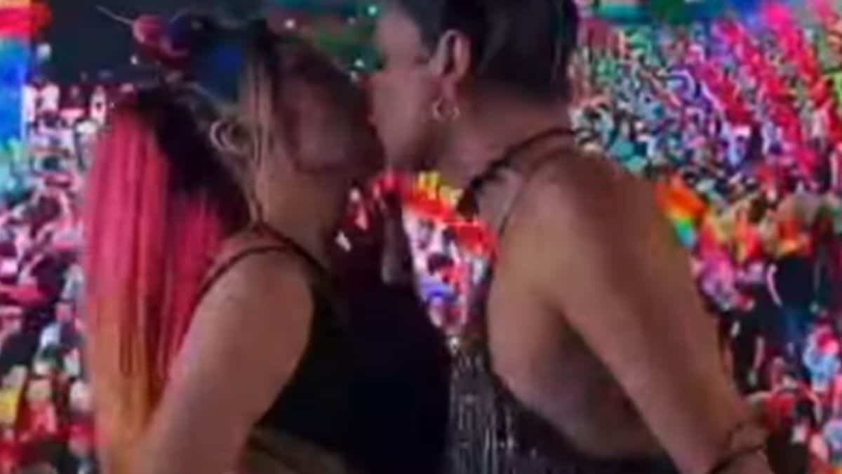 Se besa Belinda con 2 mujeres tras romper con Nodal (Video)