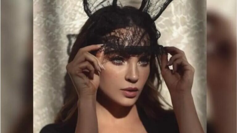 Enciende Belinda las redes con sensual look de conejita (Video)