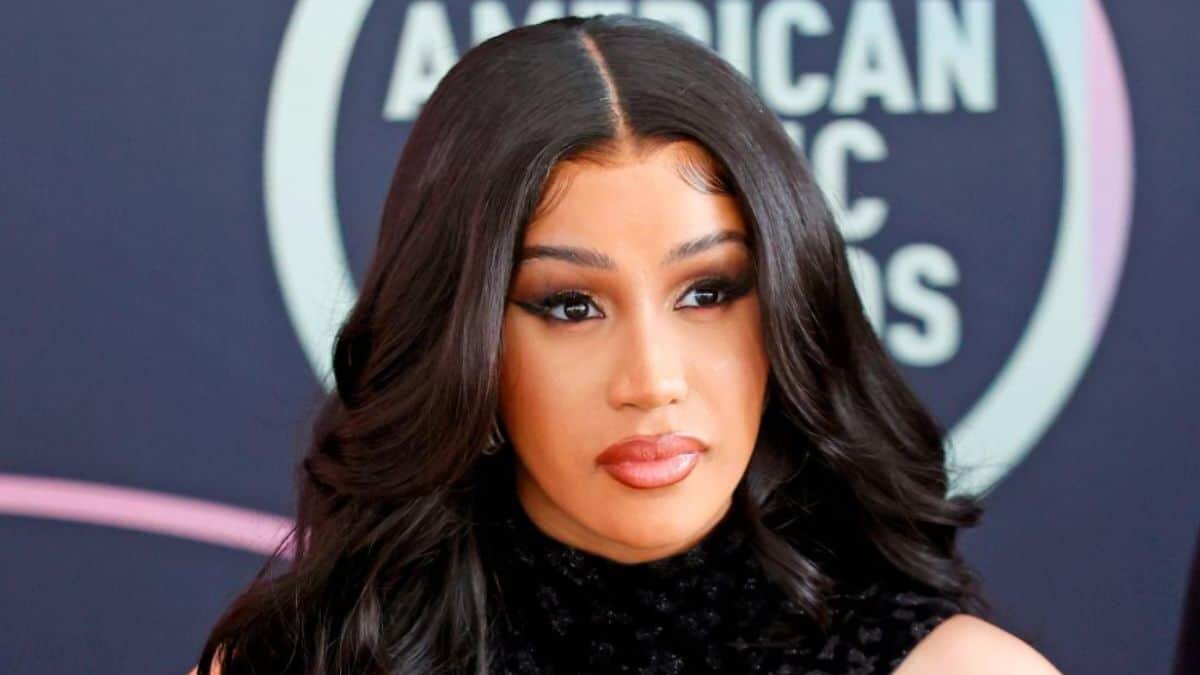 Avienta Cardi B microfonazo a fan en pleno concierto (Video)